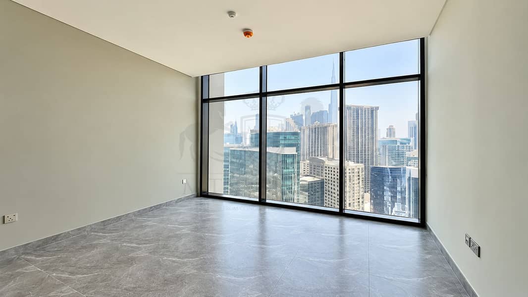 2 Empty Modern Room with City Skyline. png