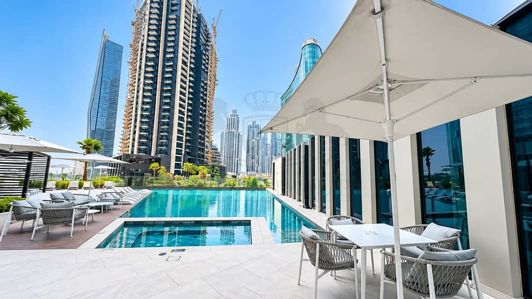 18 Luxury Rooftop Pool Skyline. png