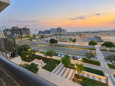 شقة 2 غرفة نوم للبيع في تاون سكوير، دبي - Twilight Balcony View of Urban Development. png