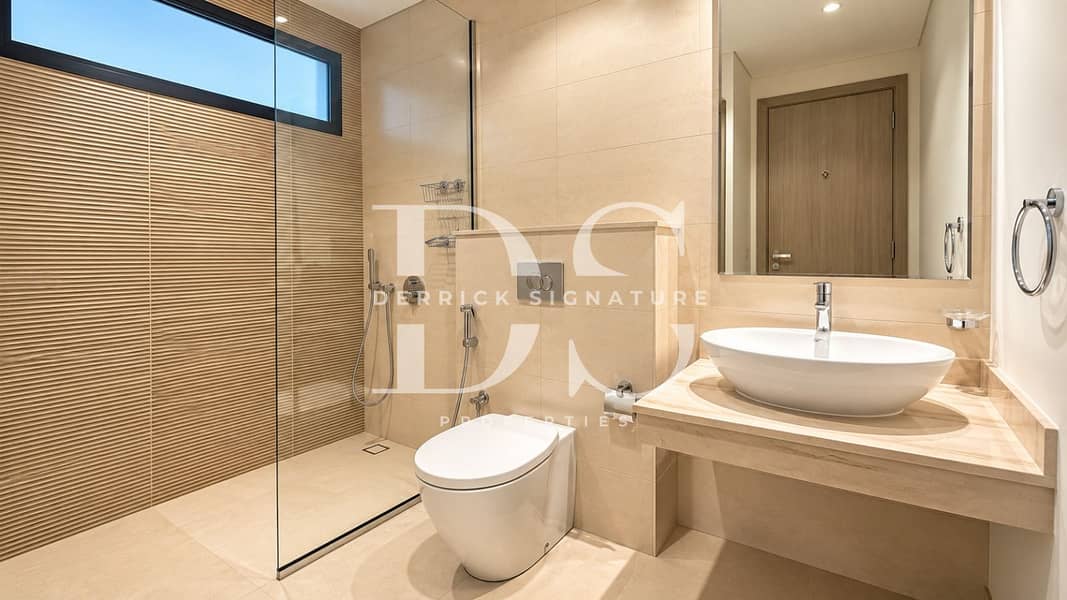 17 Master bathroom. jpeg