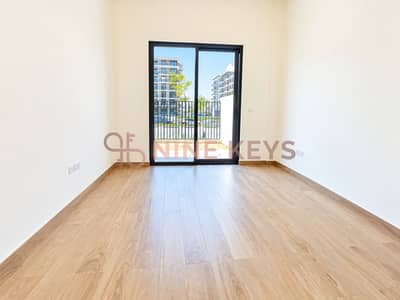 Appartement de 2 chambres à à vendre à Town Square, Dubai - Bright Empty Room with Sliding Glass Door. png