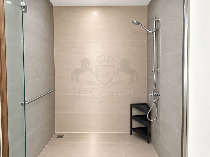 10 Modern Minimalist Walk-In Shower. png