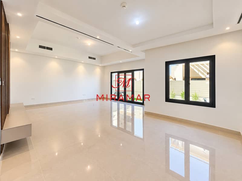 2 Bright Minimalist Room with Glossy Reflections. png