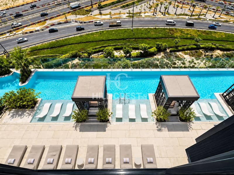 4 Luxury Rooftop Pool Overlooking Dubai. png