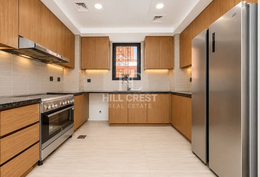3 Modern Oak U-Shaped Kitchen. png