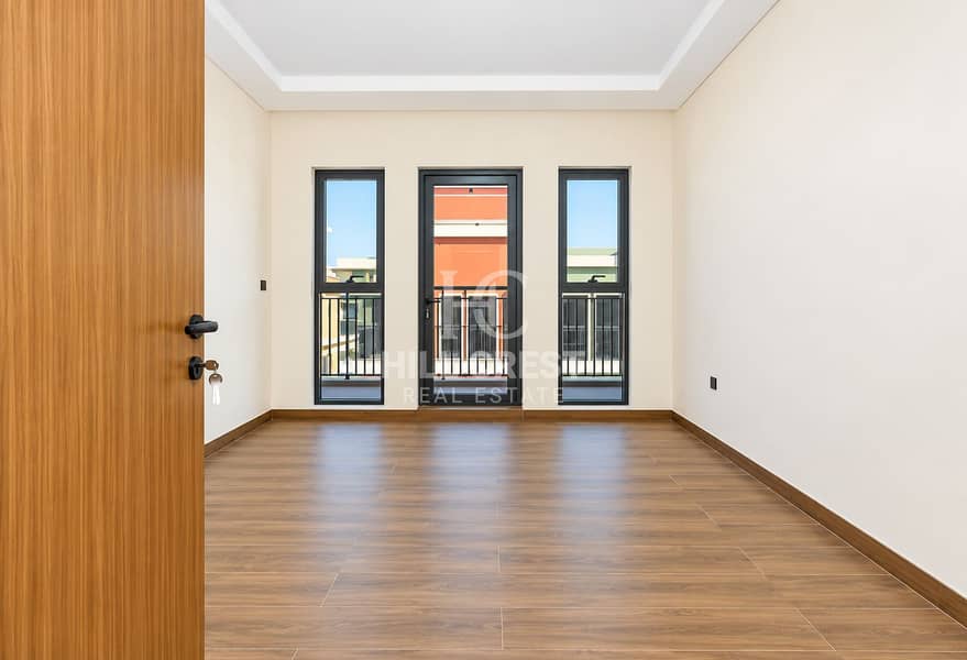 6 Modern Empty Room with Balcony View. png
