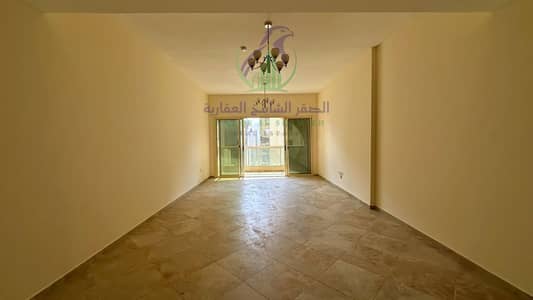3 habitaciones Apartamento para en Alquiler en Al Taawun, Sharjah - apartment-for-rent-3-bedroom-altaawn-alsharqh-living-room-01. jpg