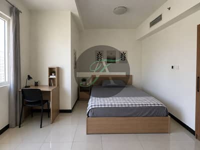 Estudio para en Alquiler en Jumeirah Village Circle (JVC), Dubai - Minimal Modern Bedroom with Study Corner. png