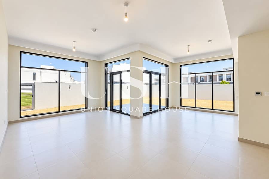 Sunlit Modern Empty Living Space. jpg Sunlit Modern Empty Living Space. jpg