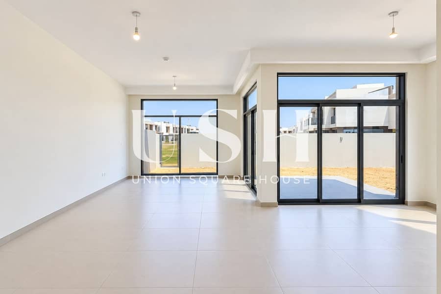 3 Bright Empty Modern Open-Plan Interior. jpg