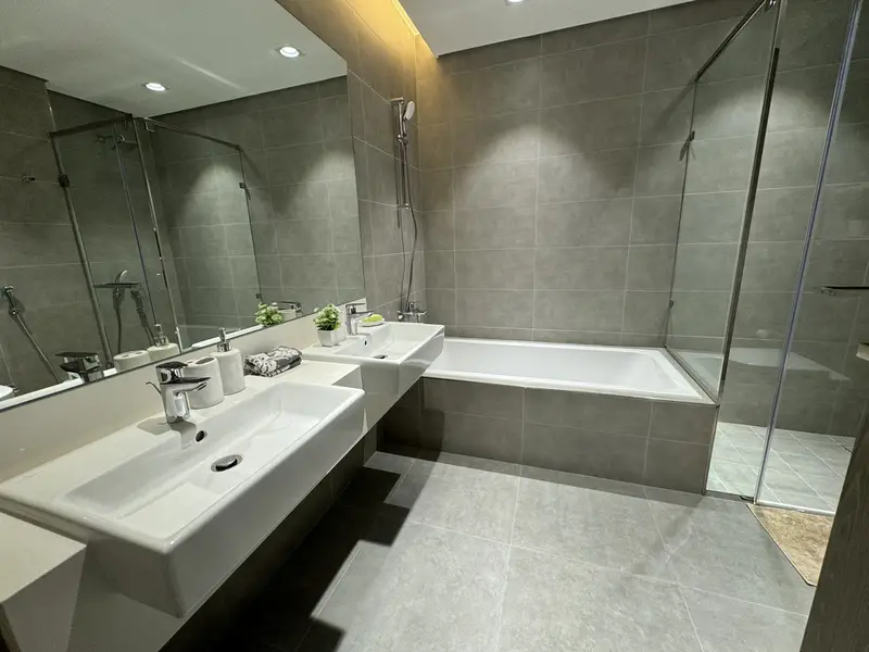 DESIGNER FURNISHED | UPGRADED | 2 BED + MAID-STORE