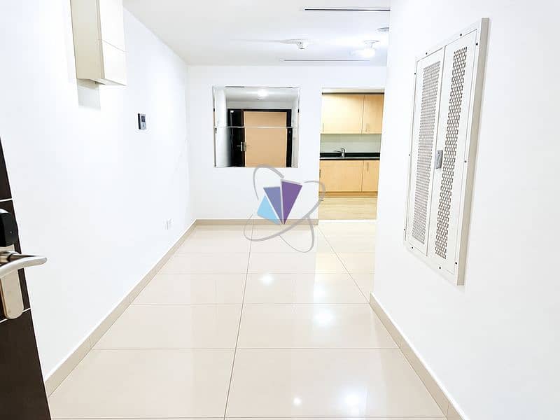 13 Bright Modern Hallway to Kitchen. png