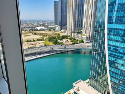 Office te Huur in Business Bay, Dubai - Waterfront Skyline Through a High-Rise Window. png
