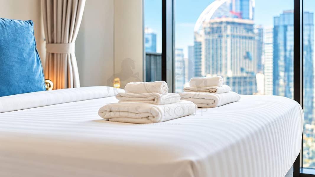 4 Luxury Bedside Towels with City View. png