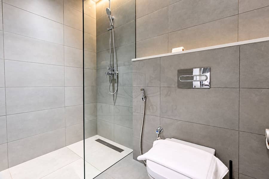 20 Modern Gray-Tiled Bathroom Retreat. png