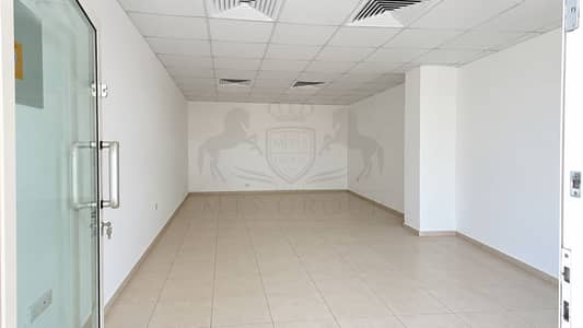محل تجاري  للايجار في السطوة، دبي - Bright Minimalist Empty Office Interior. png