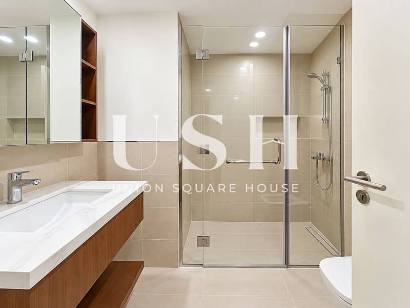 5 Modern Neutral Bathroom Interior. png