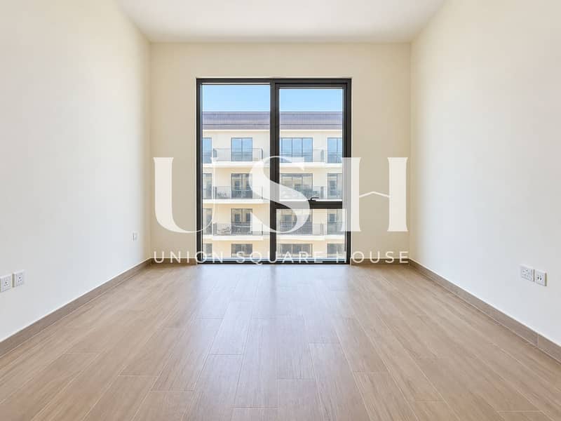 8 Symmetrical Empty Room with City View. png