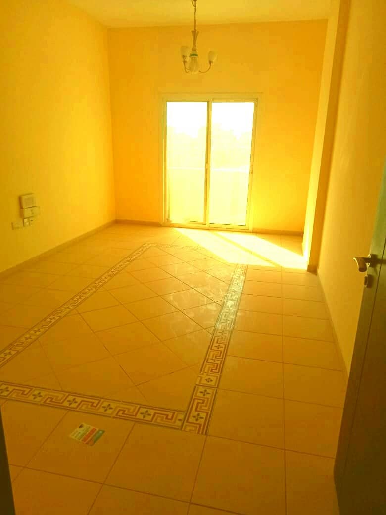 Large room and hall at an excellent price with balcony and central air conditioning