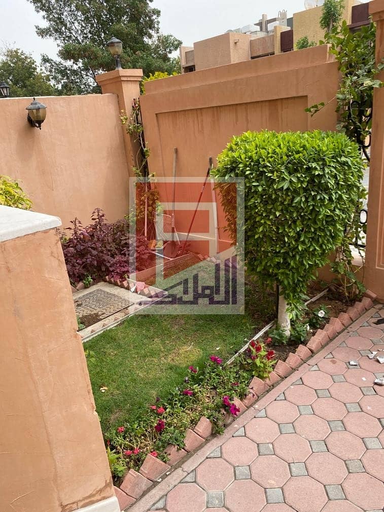 5 Large & Spacious 4 bhk villa available  in Sharqan