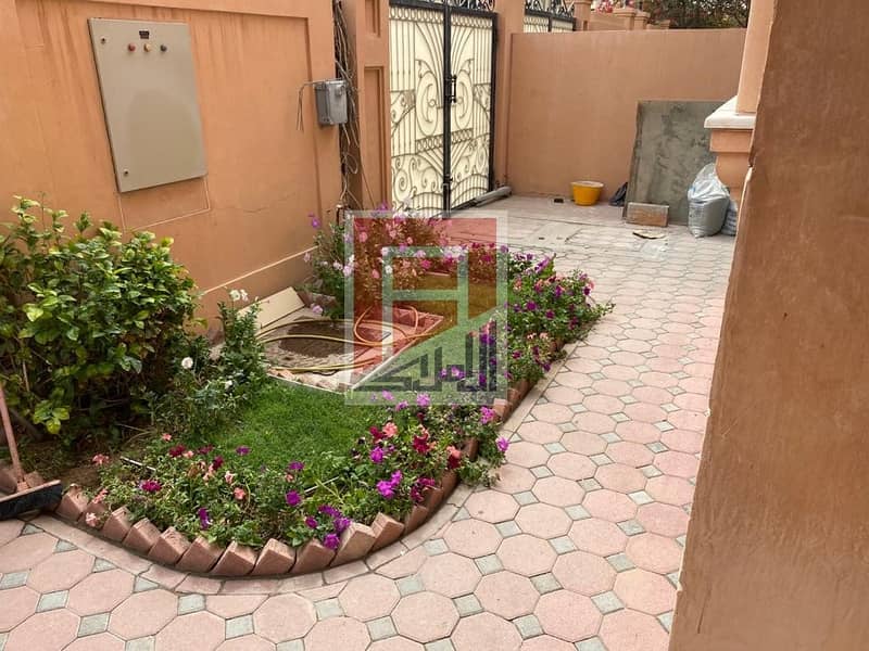 11 Large & Spacious 4 bhk villa available  in Sharqan
