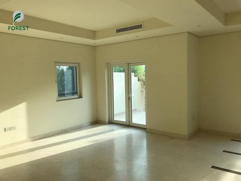 Spacious 3 Bedroom Townhouse with Balcony View Spacious 3 Bedroom Townhouse with Balcony View