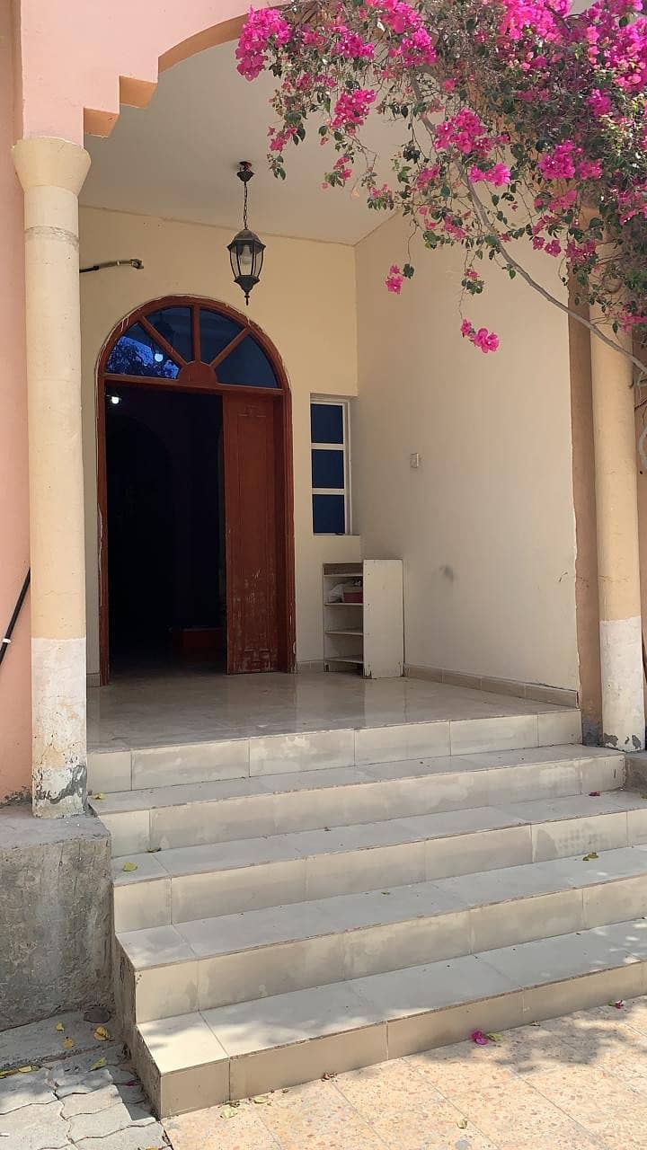 For rent villa ground floor in the area of ​​Rawda very excellent Super Deluxe finishes is present all facilities and services The villa consists of 3 rooms, a board and a hall with air conditioners Super Deluxe finishes
