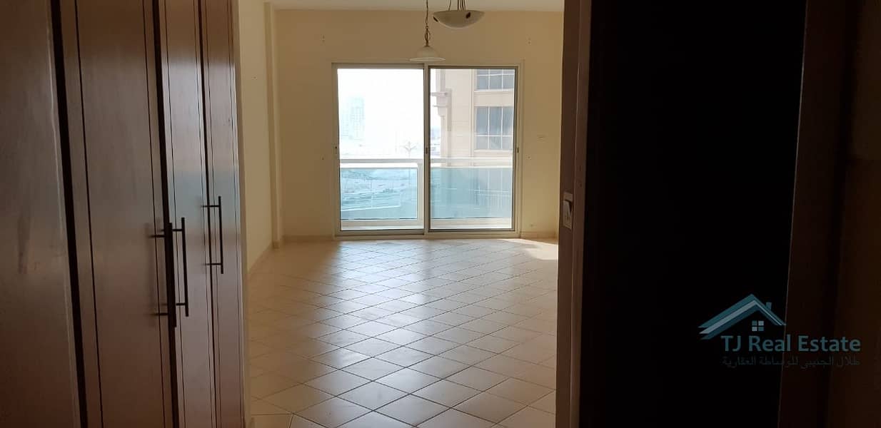 AFFORDABLE STUDIO l FULL LAKE VIEW l WITHOUT PARKING