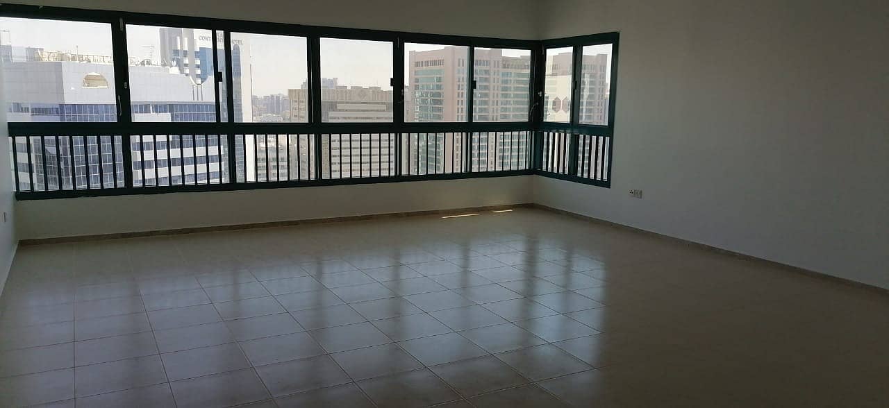 شقة في شارع الشيخ خليفة بن زايد 3 غرف 90000 درهم - 4546867