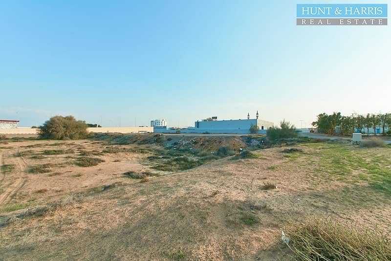Residential/Commercial plot near Busy Main Road!