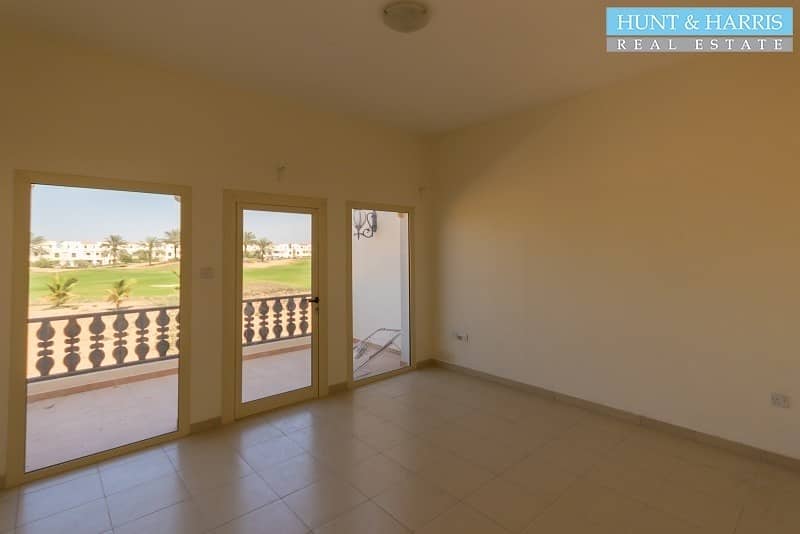 Corner unit - Quick Walk to the Beach and the Pool!