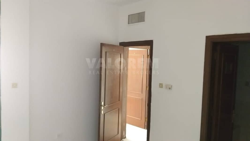 Spacious 3 BHK in Electra St located in front of Bus stop