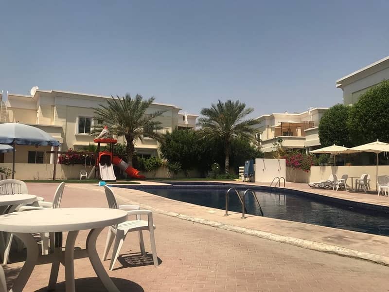Very nice 4 Bedroom plus maid compound villa in Jumeirah 1