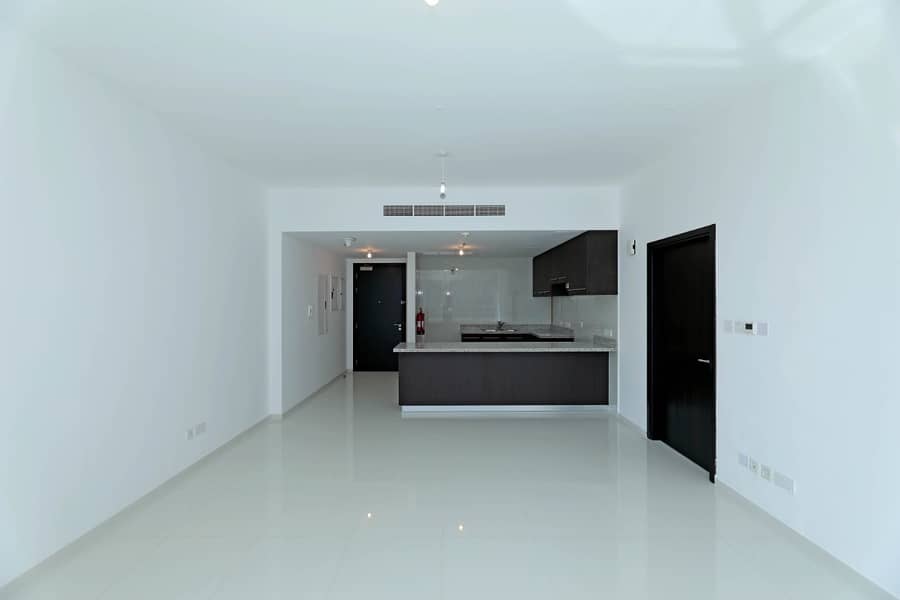 Ample Apartment Ample Apartment