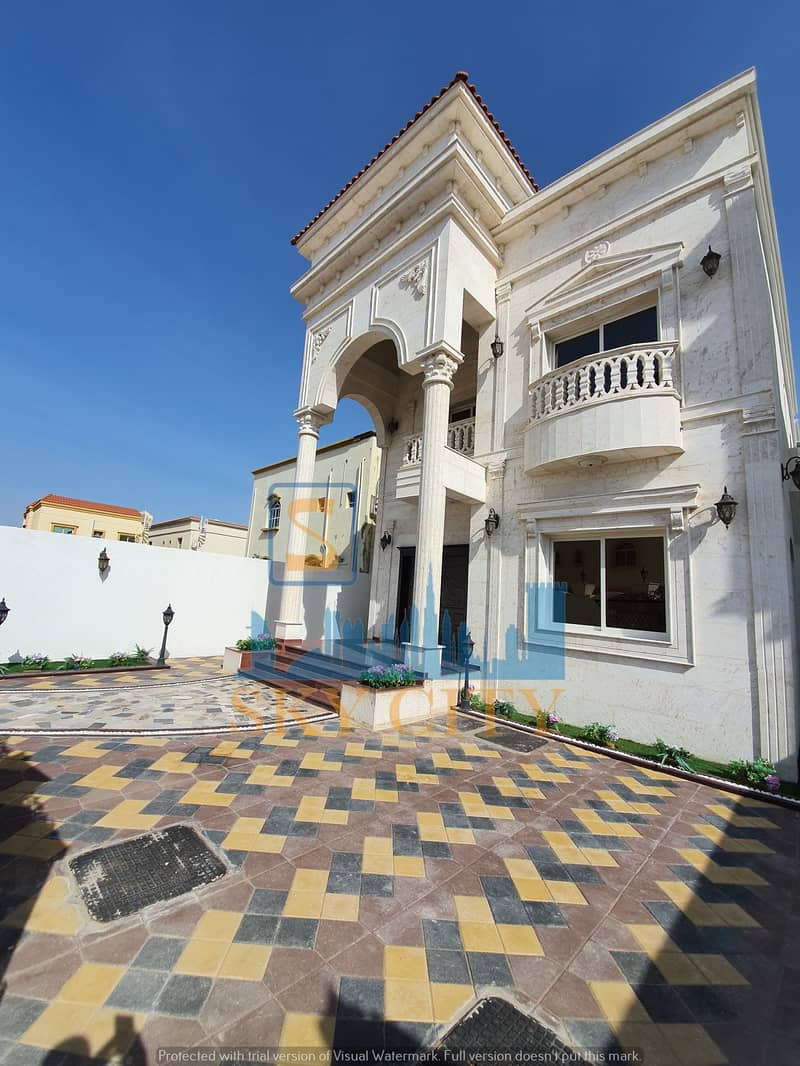 Villa stone opposite the mosque, excellent location less than 10 at Dubai International Airport