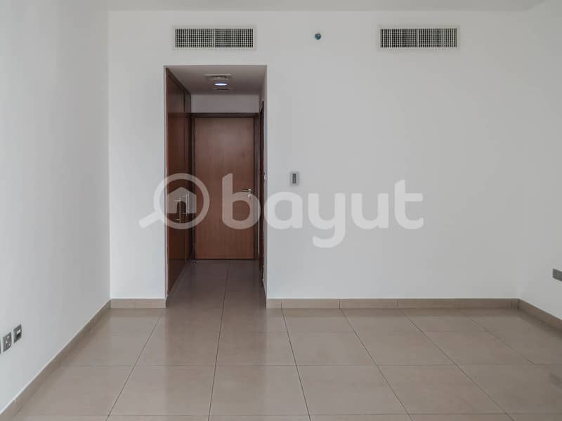 شقة في شارع المطار 2 غرف 85000 درهم - 4571534
