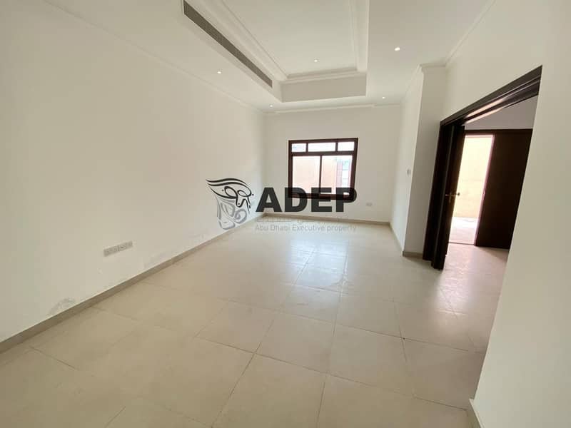 Huge Size Vila 5BHK With 3 Cer Parking Huge Size Vila 5BHK With 3 Cer Parking