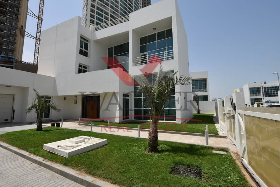 Upgraded | Modern | Triplex | 5 Bed | Acacia