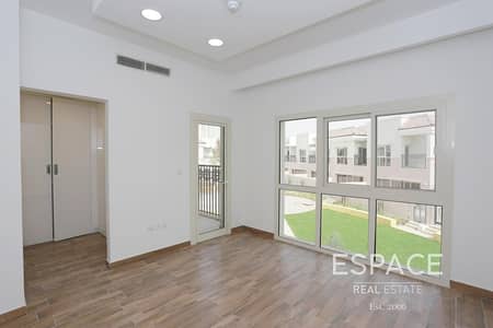 Spacious 2 Bed Townhouse with Plaza View Spacious 2 Bed Townhouse with Plaza View