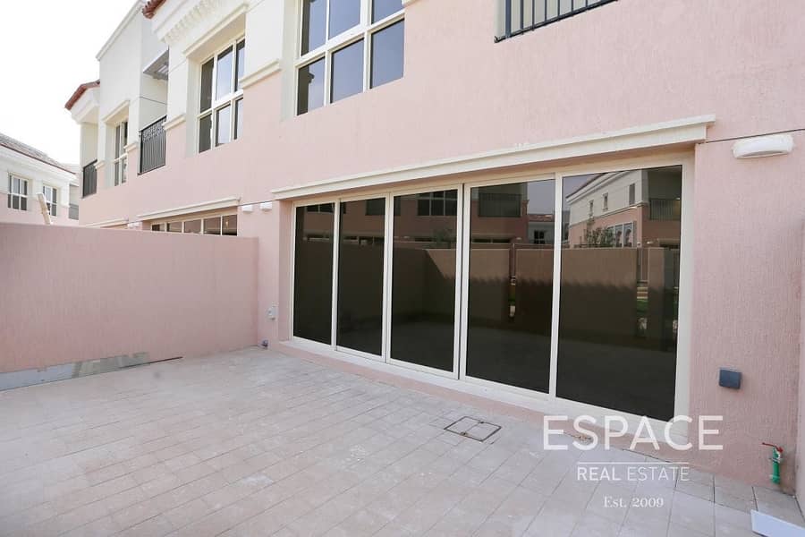 6 Spacious 2 Bed Townhouse with Plaza View