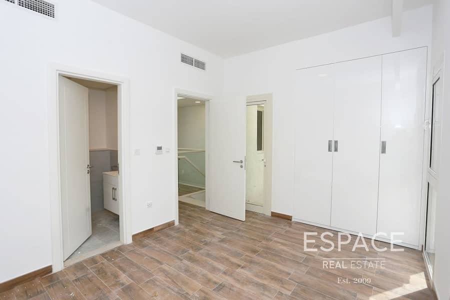10 Spacious 2 Bed Townhouse with Plaza View
