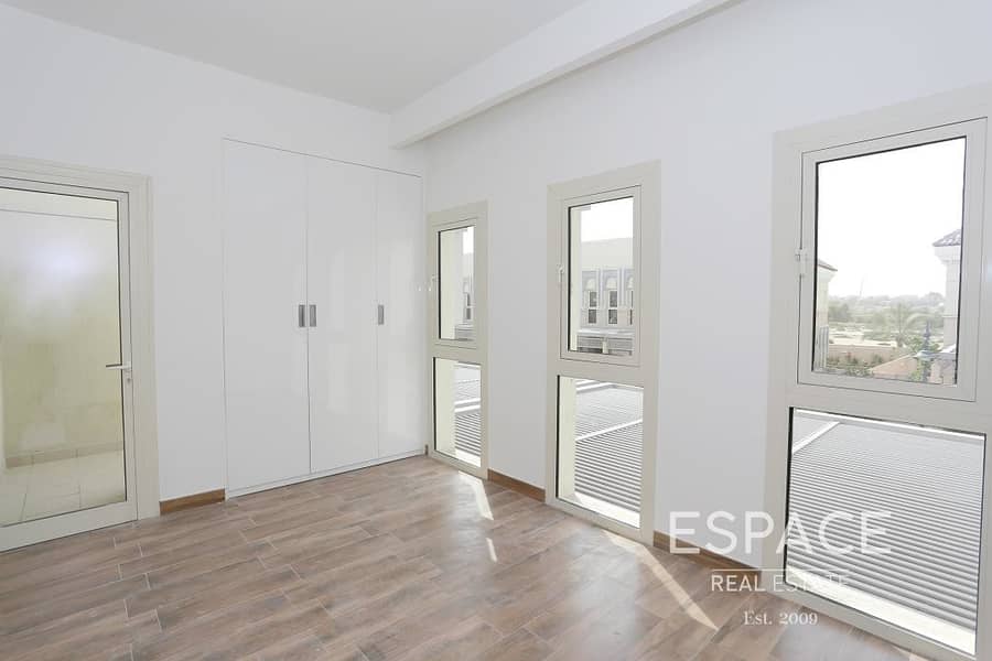 12 Spacious 2 Bed Townhouse with Plaza View