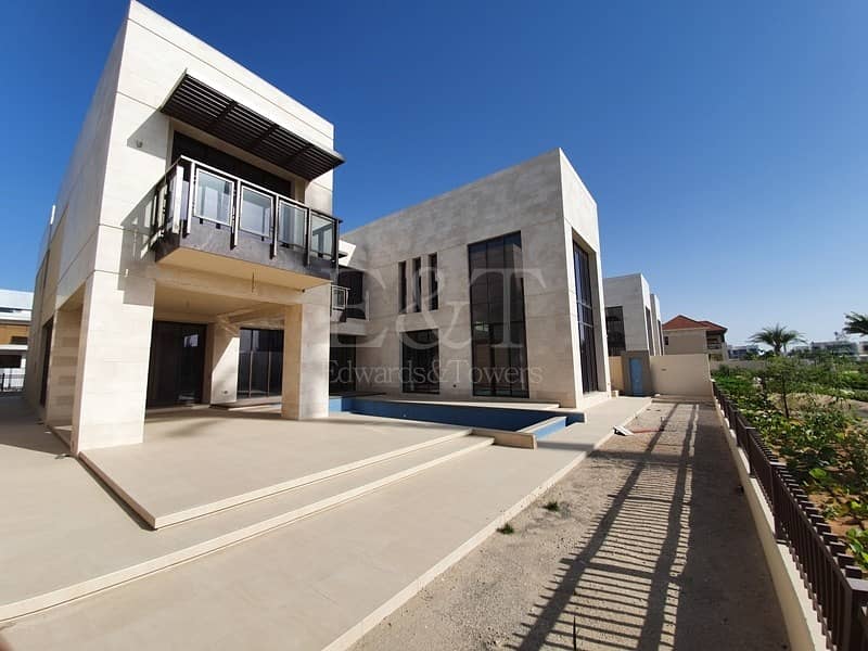 High-End Luxury Living With Private Swimming pool High-End Luxury Living With Private Swimming pool