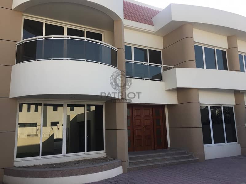 Excellent 4 Bedroom Villa with Private Garden For Rent in Jumeirah 1