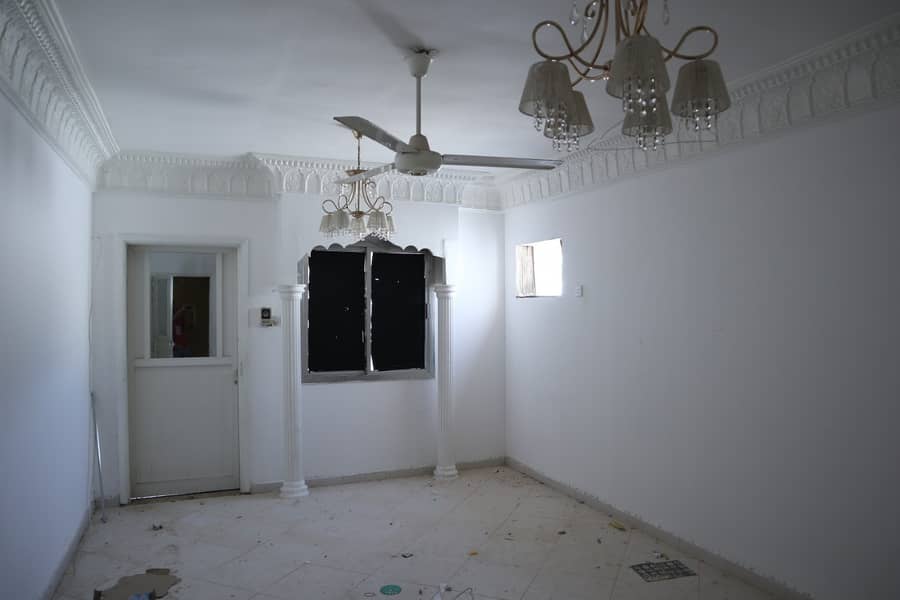 For sale villa in Mushairif Ajman area of ​​10,000 feet close to services The villa is old