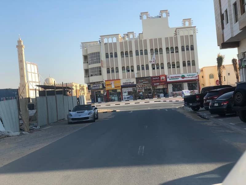 بناية لقطة للبيع في موقع إستراتيجي على الشارع قار - مكون من 11 محل و30 شقة بناية لقطة للبيع في موقع إستراتيجي على الشارع قار - مكون من 11 محل و30 شقة