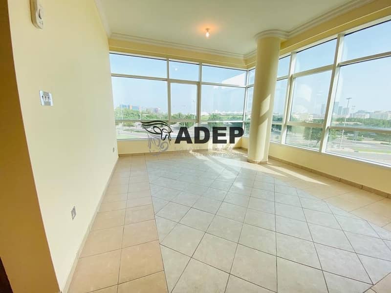 Huge 4 Bedroom Apartment with balcony Huge 4 Bedroom Apartment with balcony