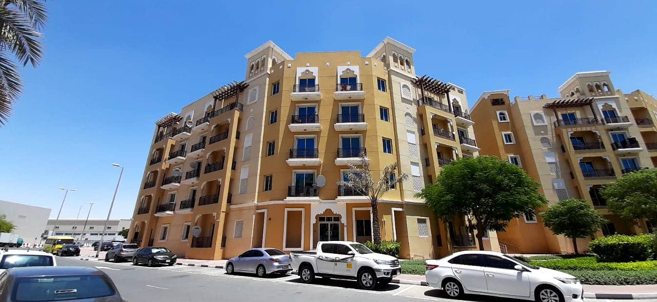EMIRATES  CLUSTER NEAT CLEAN ONE BEDROOM APARTMENT WITH HANGING BALCONY IN INTERNATIONAL CITY FOR RENT ONLY 30,000 BY 4 PAYMENT'S
