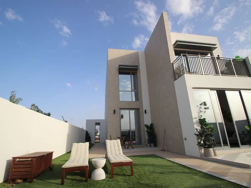 Pay AED 650k move in| Independent golf course villa