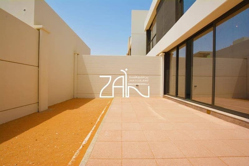Single Row !Spacious 3 BR TH with Private Garden Single Row !Spacious 3 BR TH with Private Garden